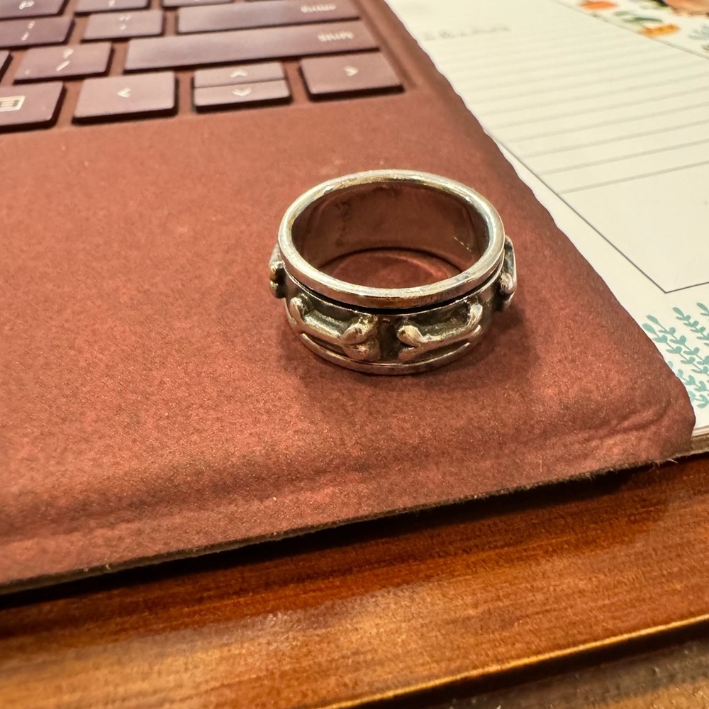925 Sterling dog bone fidget ring 7 EUC